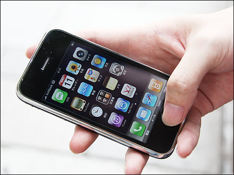 iPhoneの実物。取材に協力していただいた方は、昨日の朝10時から会社に休みをもらって並んでいたという。職業はWebプログラマー iPhoneの実物。取材に協力していただいた方は、昨日の朝10時から会社に休みをもらって並んでいたという。職業はWebプログラマー