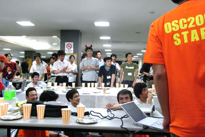 カンファレンス終了後、同大学内食堂で開催された懇親会兼ライトニングトークでは、アルコールも入り、賑やかで活発な交流・意見主張が行われた