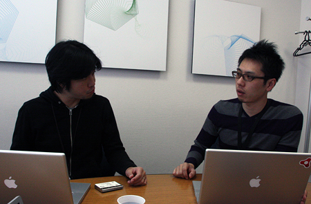 Adobeマーケティング本部クリエイティブソリューション部Webグループ グループリーダー 西山正一さん（左） ディベロッパーマーケティングスペシャリスト轟啓介さん（右）