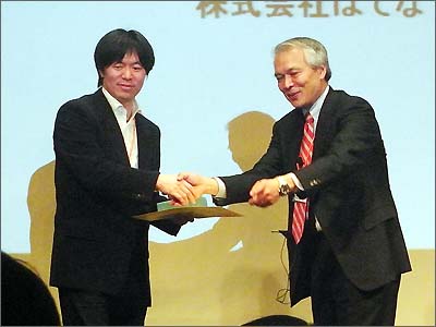 伊藤直也氏（左）と徳田英幸氏（右）