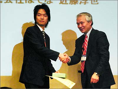 川崎修平氏（左）