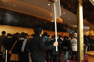 午前中にも関わらず、会場には長蛇の列が