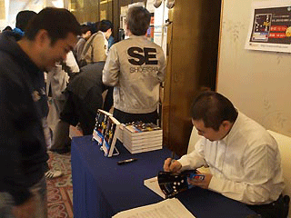 急遽『モダンPerl入門』の著者 牧氏によるサイン会も行われた