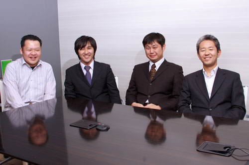 左から、Visual Studioユーザーグループ（VSUG）運営委員 奥津和真氏、マイクロソフト デベロッパー＆プラットフォーム統括本部 近藤和彦氏、新村剛史氏、鈴木祐巳氏