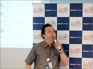 開催の挨拶を行うエバンジェリストの安納氏。背後にはTwitterのリアルタイム結果が流れる