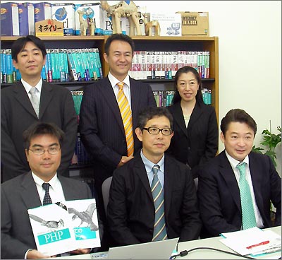 PHP技術者認定機構の発起人。上段:杉本等氏(左)、永原篤氏(中)、加山恵美氏(右)。下段:桑村潤氏(左)、 伊藤篤氏(中)、吉政忠志氏(右)。