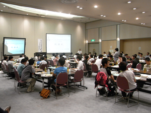 例年になく和やかな開講式前の会場