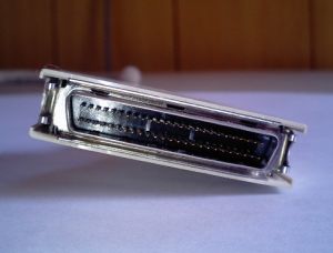 パラレル型のSCSI接続ケーブル（Wikipediaより）