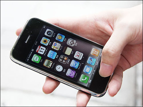 iPhoneの実物。取材に協力していただいた方は、昨日の朝10時から会社に休みをもらって並んでいたという。職業はWebプログラマー