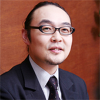 写真左：E-グラフィックス コミュニケーションズ株式会社のアカウント マネージャー　坂本享氏　写真右：株式会社スカイアーチネットワークスの技術本部カスタマーサービスグループ マネージャー　松田昭穂氏