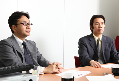 エイケア・システムズ株式会社 代表取締役 有田道生氏（左）、株式会社ゼロスタートコミュニケーションズ専務取締役 伊地知晋一氏（右）